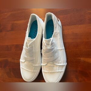 NWOT Women’s Blowfish sneakers